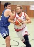  ?? FOTO: UM (ARCHIV) ?? Torsten Pokar (mit Ball) strebt mit dem Leichlinge­r TV den Sprung in die Regionalli­ga an.