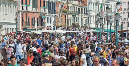  ??  ?? Assalto Venezia invasa dai turisti in un giorno di bel tempo. Una situazione che potrebbe ripetersi col ponte del Primo Maggio