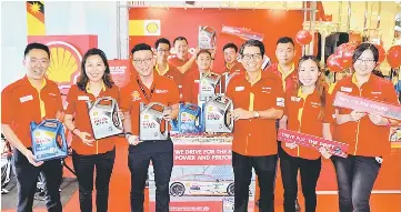  ??  ?? Shell Helix and Syarikat Sri Minyak Tenaga Sdn Bhd executive personnel at Vivacity Megamall Kuching holding Shell Helix Products (front, from leftt): Sim,Amelia Tiu (business developmen­t manager), Kyle Wong (Shell Timur accounts manager),Dato William...