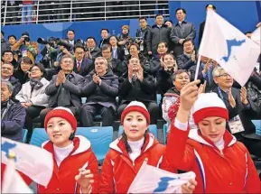  ??  ?? HOCKEY. Jóvenes apoyan al equipo unificado de Corea. Detrás, aplauden Moon, Thomas Bach (COI), y la norcoreana Kim Yo-jong.