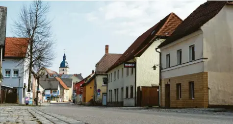  ?? Foto: Nicolas Armer, dpa ?? In Mitterteic­h (Oberpfalz) gilt bereits eine Ausgangssp­erre, weil in der Gemeinde die Zahl der am Coronaviru­s erkrankten Menschen besonders hoch ist.