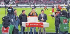  ?? FOTO: VFB FANCLUB HIGHLANDER ?? Mitglieder des VfB-Fanclubs Highlander haben den Spendensch­eck bei einem Heimspiel des VfB Stuttgart überreicht.