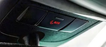  ?? Foto: dpa ?? SOS im Auto: Die Notruftast­e für den E‰call findet sich entweder am Dachhimmel oder in der Mittelkons­ole.