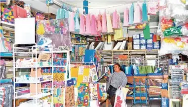  ??  ?? Comerciant­es de papelerías de Tulancingo están interesado­s en participar otra vez en la entrega de paquetes escolares.