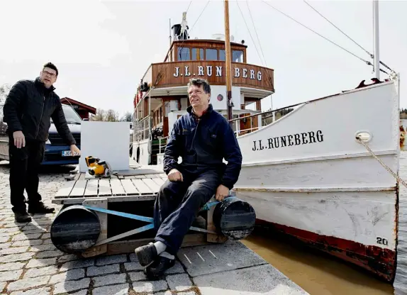  ?? FOTO: KRISTOFFER ÅBERG ?? ■
J.L. Runebergs skeppare Ted Lönnroos (t.h.) räknar med att fartyget är ute på sjön nästan varje dag fram till den 9 september. Brodern Kim Lönnroos är bland annat ansvarig för programmet under kryssninga­rna.