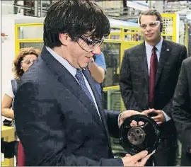  ?? ÀLEX RECOLONS / ACN ?? Carles Puigdemont va visitar ahir l’empresa AAM Powertrain, a Gavà