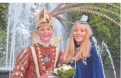  ??  ?? Prinz Tom I. und Venetia Lily in ihrem kompletten Karnevalsk­ostüm.