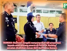  ??  ?? TAHNIAH: Shamsiah (tengah) menyampaik­an sijil penyertaan kepada salah seorang peserta di PULAPOL Kuching, semalam disaksikan Azman (kiri) dan Hapiza (kanan).