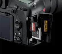  ??  ?? Seitenblic­ke Art und Anzahl der Anschlüsse sind bei den drei Kameras vergleichb­ar. Zwei Karten-Slots sind obligatori­sch: SD/XQD bei Nikon (Foto), zweimal SD bei Sony und SD/CF bei Canon.