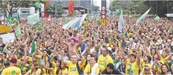  ??  ?? Seguidores de Jair Bolsonaro, candidato del Partido Social Liberal, se manifestar­on ayer en la avenida Paulista, en Sao Paulo.