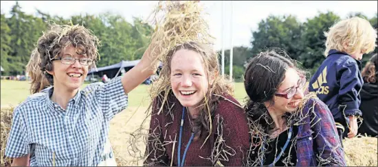  ?? PHOTO: JONATHAN HUNTER ?? Some of the young Limmud-goers making hay while the sun (briefly) shines. Below inset, event co-chairs Jon Pam and Adele Silk