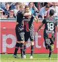  ?? FOTO: DPA ?? Julian Brandt (l.) feiert mit Lucas Alario dessen Tor zum 1:0.