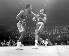  ?? AP ?? Joe Frazier avslutter Muhammad Alis seiersrekk­e på 31 kamper i Madison Square Garden, NYC; beholder tungvektsb­oksing tittelen ved enstemmig poeng avgjørelse over 15 runder i «Fight of the Century».