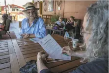  ??  ?? Barney and Lorraine Marinelli, members of Papapietro Perry’s VIP club, take notes on an outdoor tasting.