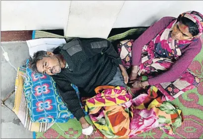  ?? BIJU BORO / AFP ?? Un home intoxicat en un hospital del districte de Golaghat ahir al matí