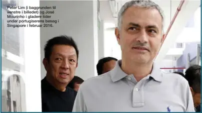  ??  ?? Peter Lim (i baggrunden til venstre i billedet) og José Mourinho i gladere tider under portugiser­ens besøg i Singapore i februar 2016.