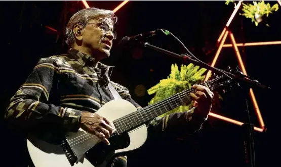  ?? Greg Salibian/Folhapress ?? Caetano Veloso toca no Coala Festival; baiano foi destaque da quarta edição do evento, que reuniu músicos brasileiro­s no Memorial da América Latina CINEMA RESIDÊNCIA