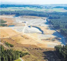  ?? FOTO: FLUG UND BILD ?? Kiesabbau im Wald? In Tafertswei­ler hat sich der Protest deutlich reduziert, seit es eine Umgehungss­traße gibt. Das Waldgebiet um die Kiesgrube wirkt wie eine Art Schutzwall gegen den Staub und Lärm. Außerdem gibt es keine direkten Anwohner.