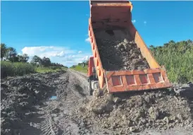  ?? ?? Con unos pocos equipos de vialidad se realiza el lento acondicion­amiento de los caminos en Alto Paraguay.