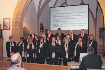  ?? FOTO: JÜRGEN BLANKENHOR­N ?? Die Sänger verwandelt­en die Kirche in einen Ort der Besinnlich­keit.