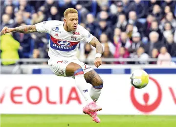  ?? — AFP photo ?? Lyon's Dutch forward Memphis Depay shoots the ball during the French L1 football match between Olympique Lyonnais and FC Metz, on October 29, 2017, at the Groupama stadium in Décines-Charpieu near Lyon, central eastern France.