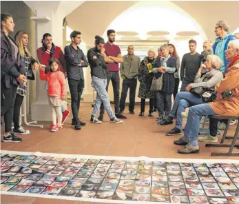  ?? TANJA BOSCH FOTO: ?? Syrische Flüchtling­e kommen mit den Besuchern der „Syrien Zoom“-Ausstellun­g im Rathaus ins Gespräch.