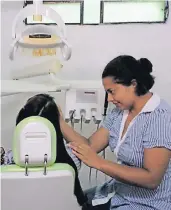  ?? FOTO: PPI ?? Die Kempener Initiative hat in Paraguay eine Menge bewirkt. Unter anderem war sie maßgeblich am Entstehen einer Landwirtsc­haftsschul­e beteiligt. Eine Ärztin kümmert sich in einer Krankensta­tion um die Zähne armer Kinder.
