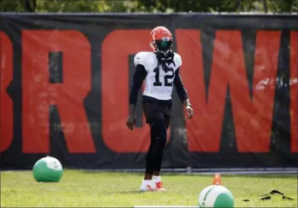  ?? RON SCHWANE — THE ASSOCIATED PRESS ?? Josh Gordon stands on the sideline during practice Aug. 27 in Berea.