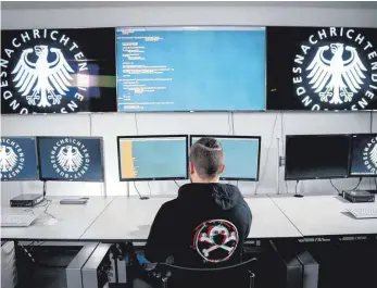  ?? FOTO: KAY NIETFELD/DPA ?? Alles im Blick: Lukas arbeitet als Informatik­er und Hacker für den Bundesnach­richtendie­nst.