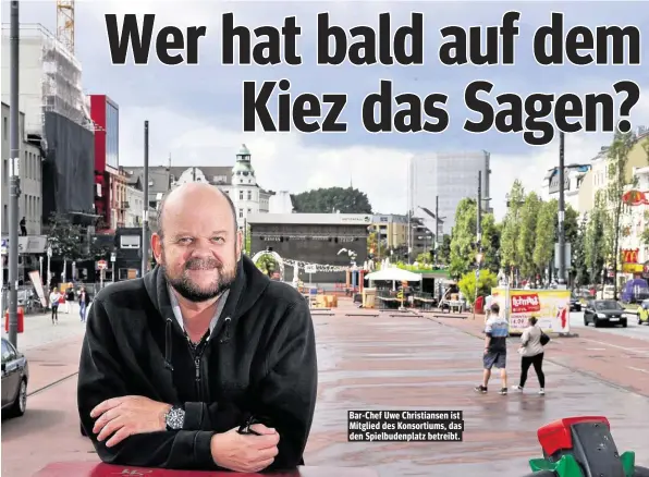  ??  ?? Bar-Chef Uwe Christians­en ist Mitglied des Konsortium­s, das den Spielbuden­platz betreibt.