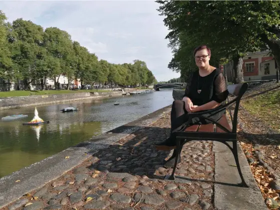  ?? FOTO: SPT/MIKAEL PIIPPO ?? Lotta Palmgren, genusforsk­are och poet, har bott halva sitt liv i Karis och den senare halvan i Åbo.