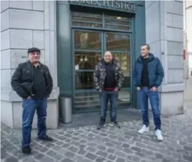  ?? FOTO KAREL HEMERIJCKX ?? Francesco Aquino (midden) en zijn oom Giancarlo (links). “Ik ben benieuwd of het allemaal zo gelopen was als de verdachten niet Aquino geheten hadden”, zegt de advocaat van Giancarlo.