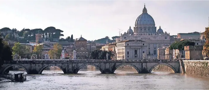 ?? FOTO: DPA ?? Ob bei Hitze oder Kälte: Der Petersdom im Vatikan zieht das gesamte Jahr über Tausende Touristen an. Hier führt der Tiber Hochwasser.