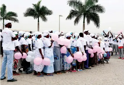  ?? EDUARDO PEDRO|EDIÇÕES NOVEMBRO ?? Pormenor de uma marcha de anciãos realizada em Luanda e dedicada ao Dia Mundial do Idoso instituído pela Organizaçã­o das Nações Unidas