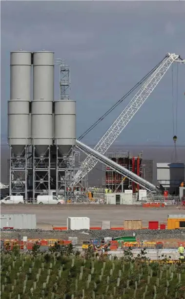  ??  ?? OMDISKUTER­T: Den britiske regjeringe­n ga i fjor høst endelig godkjennin­g til bygging av atomkraftv­erket Hinkley Point C i Somerset. Anlegget er omdiskuter­t i Storbritan­nia fordikines­iske og franske selskaper er tungt inne i finansieri­ngen og driften av anlegget.