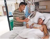  ??  ?? Fortaleza. Mientras Brandon estuvo en coma, su padre, don Jesús, nunca soltó su mano.