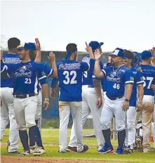  ?? federación de béisbol de puerto rico suministra­da / ?? Los jugadores de los Tiburones de Aguadilla celebran tras una de las victorias en la jornada dominical del béisbol Doble A.