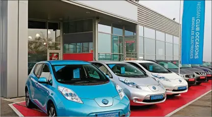  ??  ?? Avec leurs programmes de certificat­ion spécifique­s, Renault et Nissan (photo) comptent attirer les automobili­stes vers leurs concession­s de véhicules de seconde main, garantis zéro émission.