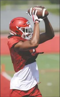  ?? NWA Democrat-Gazette/Andy Shupe ?? SNAGGING A PASS: Arkansas receiver Trey Knox (7) makes a catch last Tuesday during practice at the university practice field.