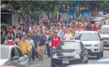  ??  ?? Con el apagón de ayer decenas de venezolano­s tuvieron que caminar por las calles de Caracas debido a las fallas eléctricas que afectaron los servicios.