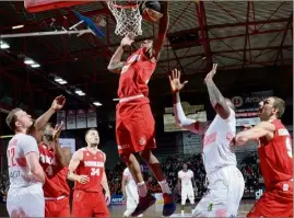  ??  ?? Gerald Robinson s’arrache au rebond, un secteur dominé par l’ASM dans les Mauges. La Roca Team passe en territoire positif ( v.,  d.). (Ph. PQR/Courier de l’Ouest)