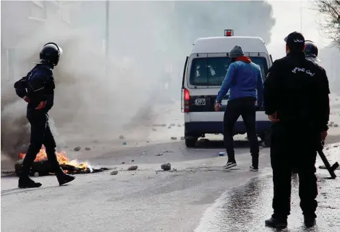  ?? Foto: AFP/Hatem Salhi ?? Die tunesische Polizei sperrt am 25. Dezember 2018 eine Straße in Kasserine, 270 Kilometer südlich von Tunis. Hier hatte es Proteste gegeben, nachdem sich ein Journalist wegen der miserablen Lebensbedi­ngungen selbst verbrannt hatte.