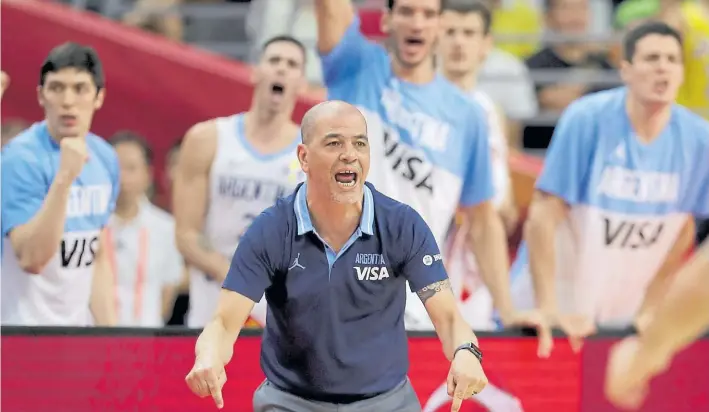  ??  ?? Enérgico. Sergio Hernández vive su segunda experienci­a al frente de la Selección y está a dos partidos de dejar su nombre grabado en los libros de oro del básquetbol argentino.