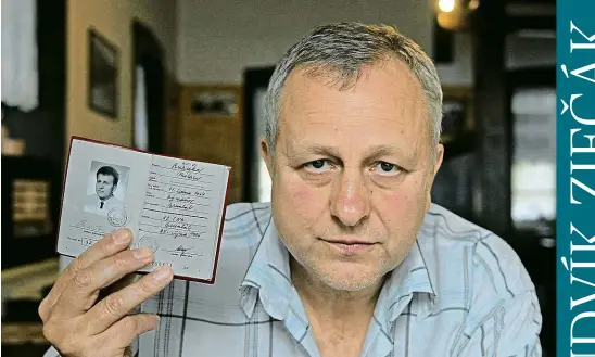  ?? Foto: Alexandr Satinský, MAFRA ?? Ludvík Zifčák ukazuje krycí občanský průkaz na jméno Milan Růžička.