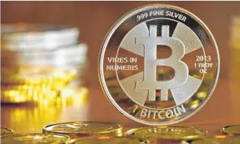  ?? FOTO: DPA ?? Der Bitcoin hat eine steile Karriere hingelegt – innerhalb kurzer Zeit vervielfac­hte sich sein Wert.