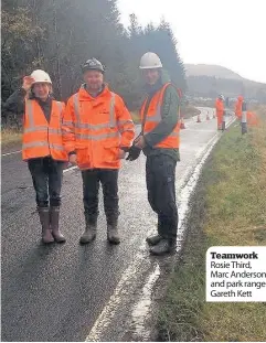  ??  ?? Teamwork Rosie Third, Marc Anderson and park ranger Gareth Kett