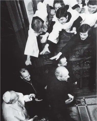  ?? PHOTO: MAXPIX ?? Symbolic: Seminarian­s reaching out to touch Pope John Paul in Maynooth College in 1979.