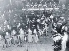  ??  ?? Aus der Frühzeit der Radio-Sinfonieor­chester: Hans Rosbaud (rechts) probt 1932 im Sendesaal des Hessischen Runkfunks.