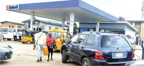  ?? PHOTO: FEMI ADEBESIN- KUTI ?? Fuel queue at Rainoil filling Station along Oshodi road in Mafoluku… yesterday.