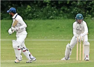  ?? Dave Turner ?? ●●Youngster Jake Skelton stumping the Stockport skipper